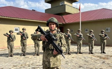 Vatan nöbetinde bayram coşkusu! Mehmetçik sınırın sıfır noktasında bayramlaştı