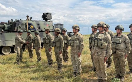 Bayramı kışlada karşılayan Mehmetçik, komutan ve silah arkadaşlarıyla bayramlaştı