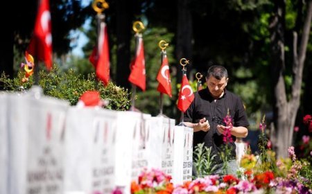 Şehit aileleri Kurban Bayramı'nın ilk günü Edirnekapı Şehitliği'ni ziyaret etti
