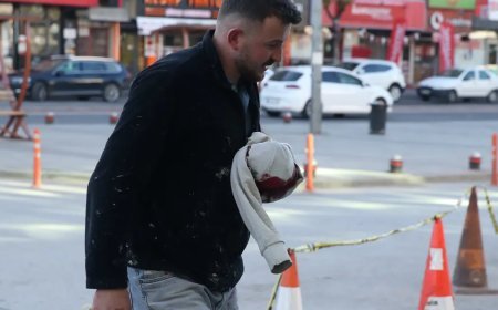 Acemi kasaplar iş başında. "13 dakikada kurban keserim" dedi, kendini kesti