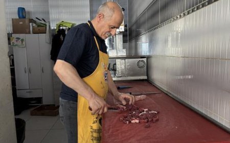 Kurban etlerini işlemek isteyenler kasapların önünde yoğunluk oluşturdu