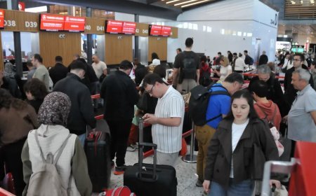 Tatilciler dönüyor. Havalimanlarında bayram yoğunluğu