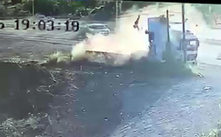 Midibüsün çarptığı kamyonet takla attı: 1 ölü, 8 yaralı