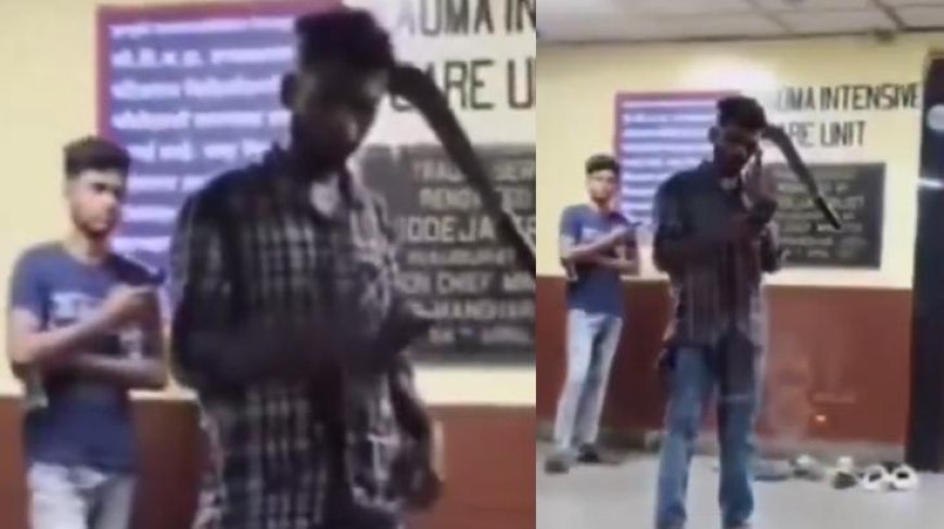 Dünya bu görüntüyü konuşuyor! Kafasına pala saplandı, telefona bakmaya devam etti