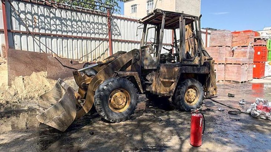 Yer: Küçükçekmece! Park halindeyken yanan iş makinesi kullanılamaz hale geldi