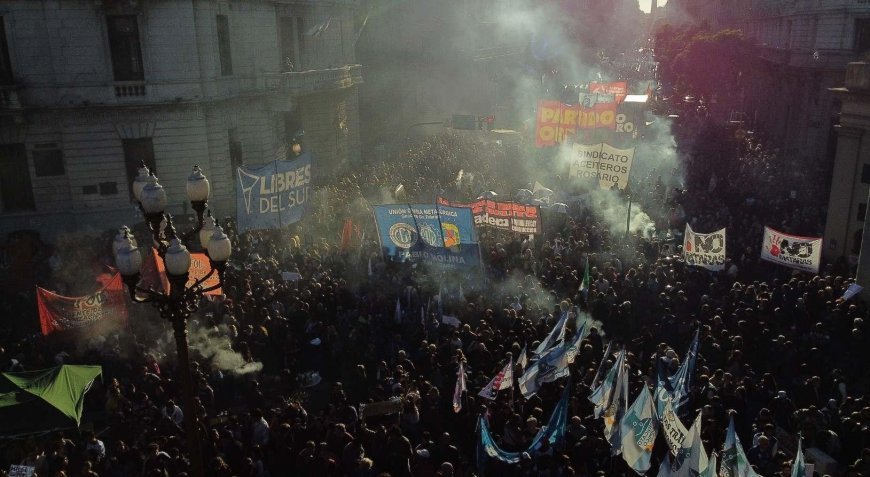 Binler sokaklara döküldü! Üniversitelerde bütçe kesintilerine karşı geniş çaplı protesto
