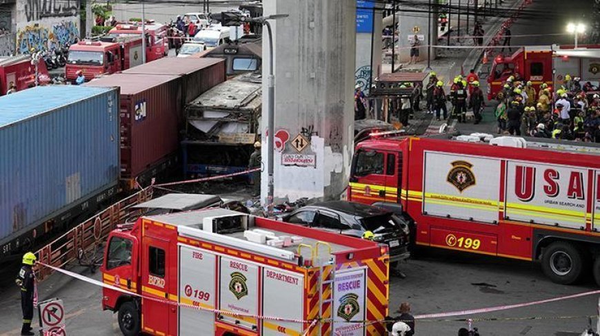 Bangkok’ta yük treni yolcu otobüsüne çarptı! Korkunç görüntüler...