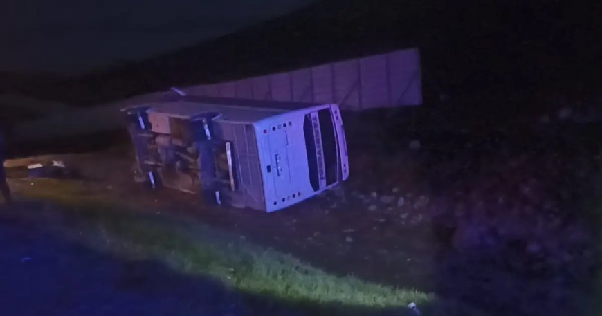 Taraftarları taşıyan midibüs devrildi, 27 taraftar yaralandı