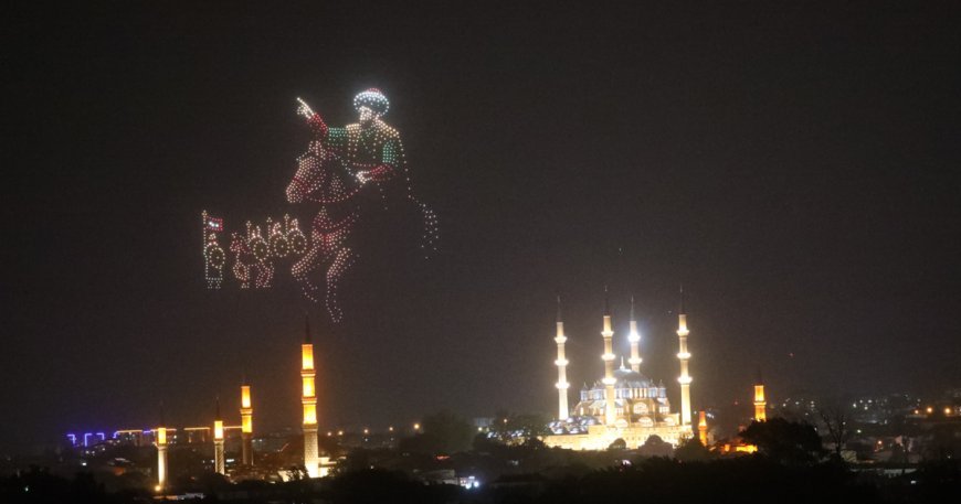 Edirne'de İstanbul'un fethi kutlandı. Sağanak altında bin dronla gösteri