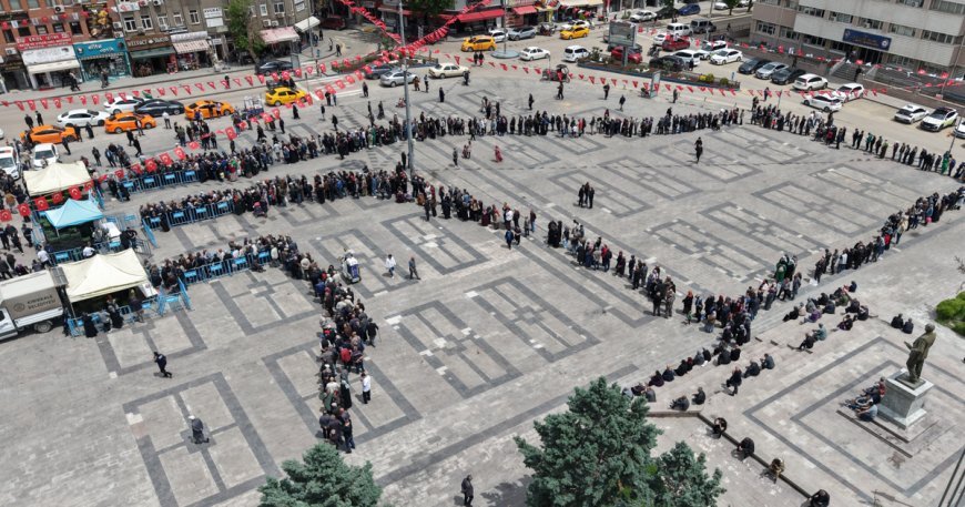 Ücretsiz olduğunu duyan koştu, saatler öncesinden sıraya girdiler