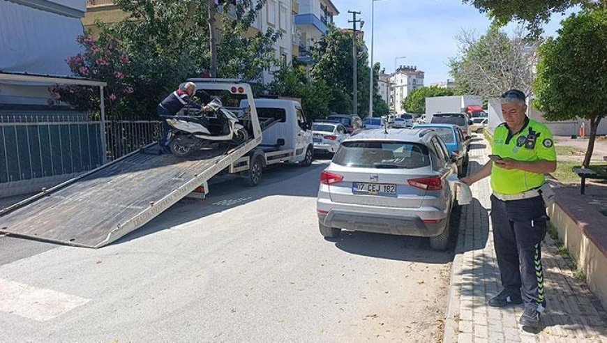 Antalya'da okul önündeki motosikletli akrobasi pahalıya patladı! Ehliyetsiz sürücüye ceza yağdı