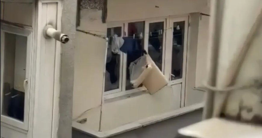 Sinir krizi geçirdi: Evin camlarını kırıp eşyaları sokağa attı
