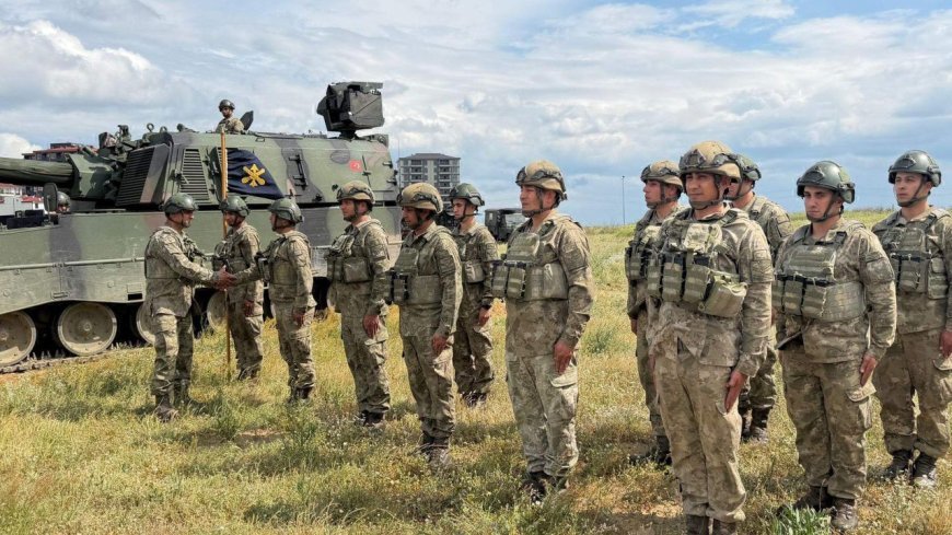 Bayramı kışlada karşılayan Mehmetçik, komutan ve silah arkadaşlarıyla bayramlaştı