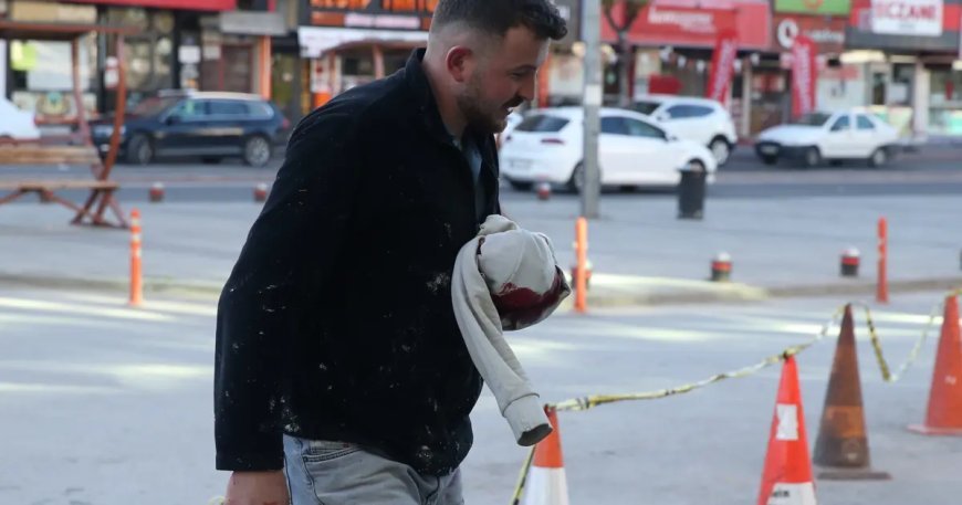 Acemi kasaplar iş başında. "13 dakikada kurban keserim" dedi, kendini kesti