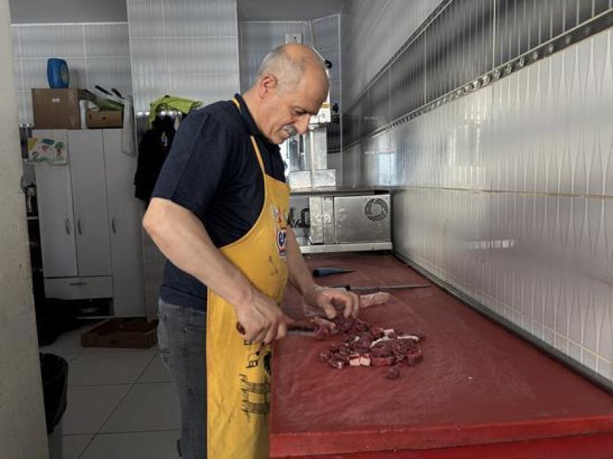 Kurban etlerini işlemek isteyenler kasapların önünde yoğunluk oluşturdu
