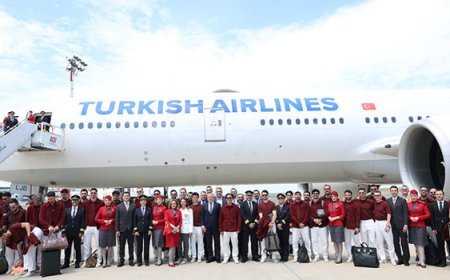 Bakan Bak milli futbolcuları ABD’ye uğurladı