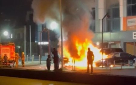 Bakırköy'de park halindeki 50 milyon TL değerinde 4 otomobil yandı