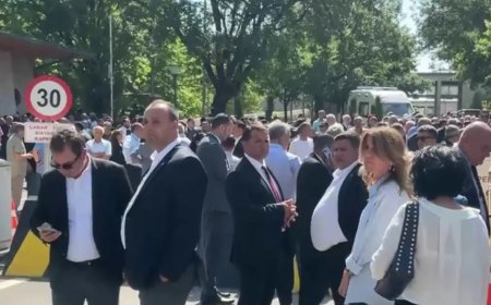 CHP'de salı gerilimi. Meclis önünde arbede