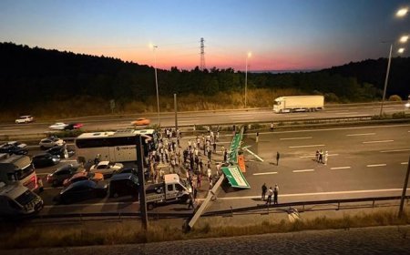 Hafriyat kamyonu Kuzey Marmara Otoyolu'nda tabelayı devirdi