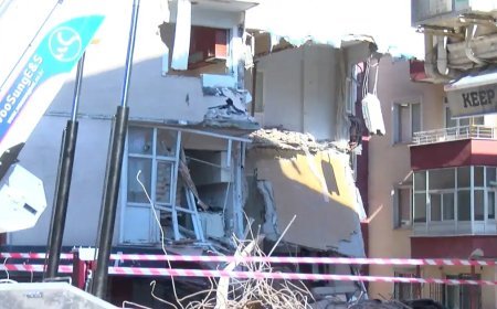 Güngören'de bina yıkım sırasında çöktü. Bitişiğindeki 2 binada hasar var