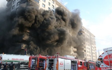 Depoda çıkan yangın 10 katlı apartmanı sardı