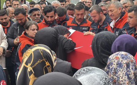 Eşi tabutuna sarıldı, babası namazını kıldırdı: AFAD personeline hüzünlü veda