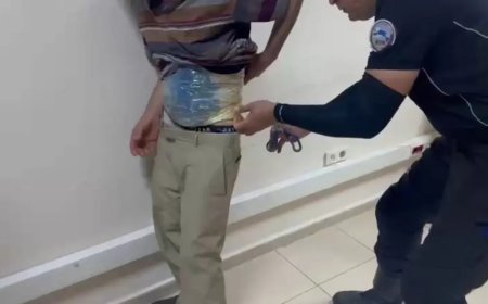 Uyuşturucuyu bantla beline ve bacaklarına saran zehir taciri hayrete düşürdü