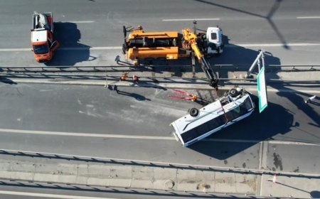 Sultangazi'de bariyerlere çarpan midibüs devrildi: 1'i çocuk 12 yaralı
