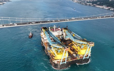 Dev vinç gemisi İstanbul Boğazı'ndan geçiyor. Boğaz gemi trafiğine kapatıldı