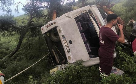 İzmir'de tarım işçilerini taşıyan midibüs devrildi! Çok sayıda yaralı var