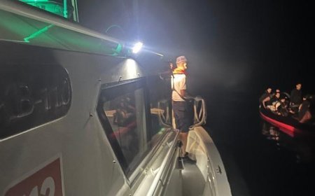 Bodrum açıklarında arızalanan lastik bottaki 32 düzensiz göçmen kurtarıldı