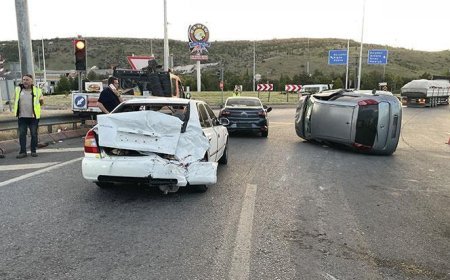 Kayseri’de zincirleme kaza! 4 araç birbirine girdi, 4 yaralı