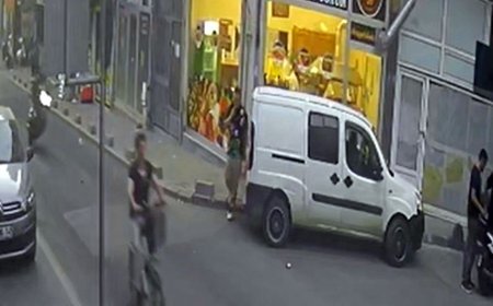 Tek teker üzerinde ilerleyen motosiklet, hafif ticari araca çarptı; kaza kamerada