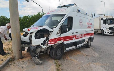 Bitlis'te feci kaza! Ambulans ile otomobil çarpıştı: 10 yaralı