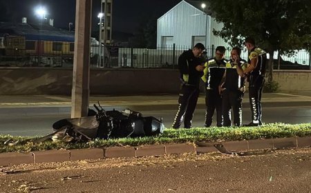 Sivas'ta motosiklet aydınlatma direğine çarptı: 2 yaralı