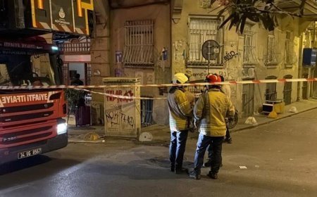Beyoğlu’nda 5 katlı binada duvar çöktü: Bina tahliye edilerek mühürlendi