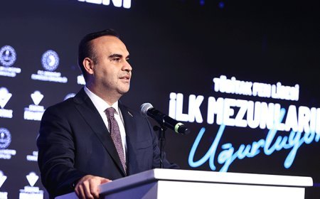 Bakan Kacır öğrencilere diplomalarını verdi: Sizler bizim umudumuzsunuz