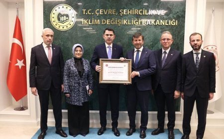 Bakan Kurum'a Pazarlar Belediyesince 'fahri hemşehrilik beratı' verildi