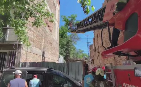 Kadıköy'de yıkımı yapılan binada kısmi çökme. İşçiler göçük altında kaldı