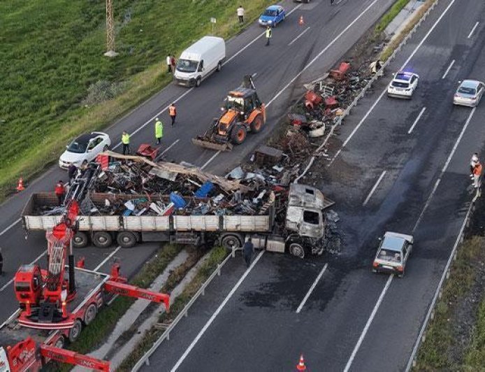 Erzurum'da bariyerlere çarpan tır alev aldı! Sürücü son anda kurtuldu