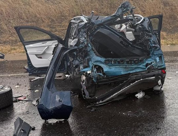 Çanakkale'de tankere çarpan otomobildeki 2 kişi öldü, 2 kişi ağır yaralandı