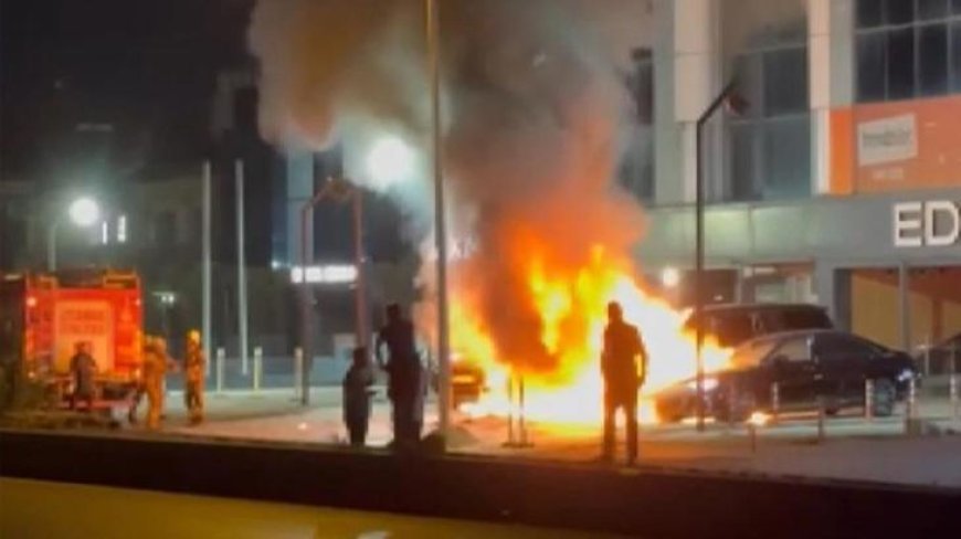 Bakırköy'de park halindeki 50 milyon TL değerinde 4 otomobil yandı