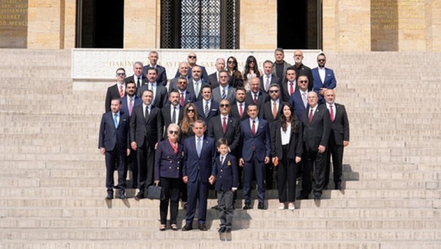 Galatasaray Başkanı Dursun Özbek, Anıtkabir’i ziyaret etti