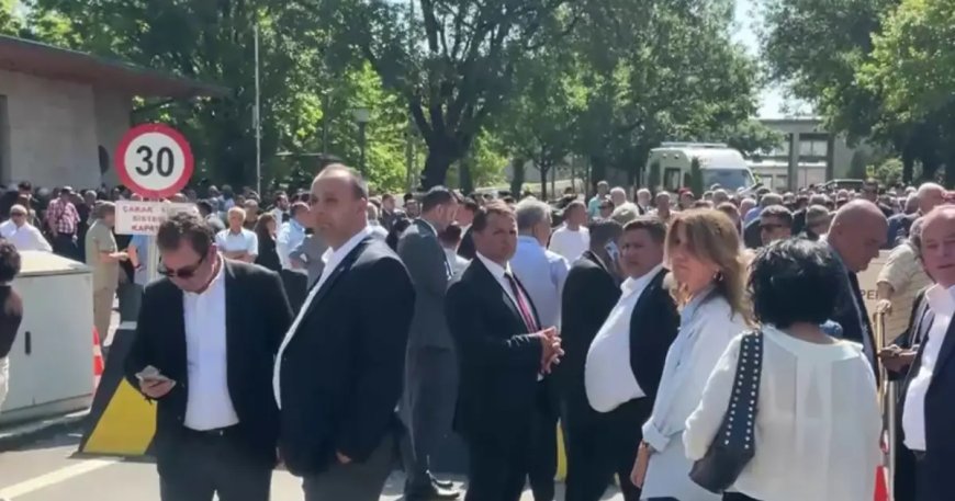 CHP'de salı gerilimi. Meclis önünde arbede