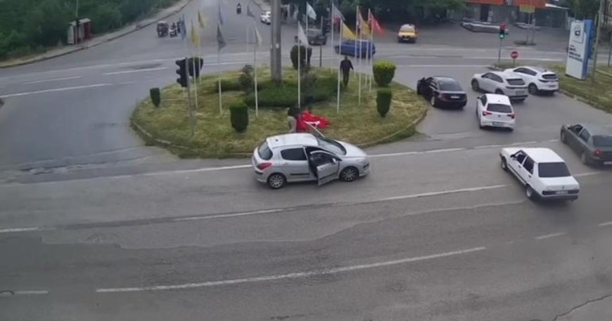 Anlamlı hareket: Türk bayrağını vatandaşlar korudu