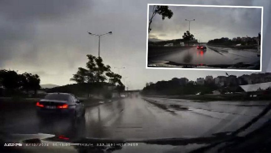 Maltepe D-100'de dehşet anları kamerada! Yağmurda kontrolden çıkan otomobil bariyere çarptı
