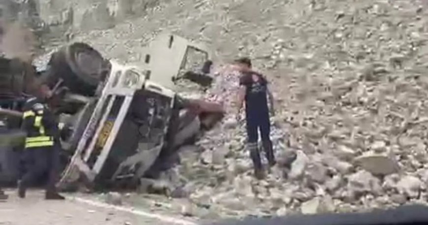Freni patlayan TIR'dan atlayan sürücü öldü, 2 kişi yaralandı