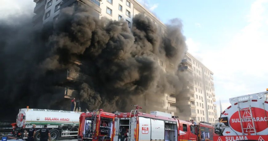 Depoda çıkan yangın 10 katlı apartmanı sardı