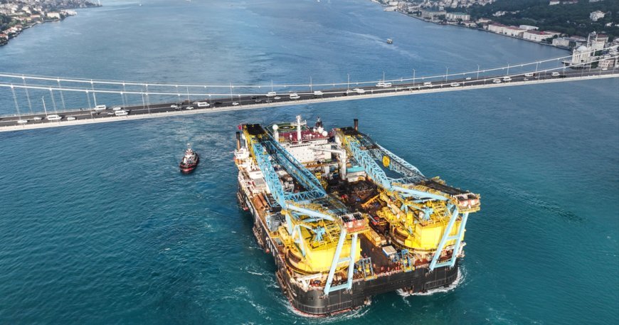 Dev vinç gemisi İstanbul Boğazı'ndan geçiyor. Boğaz gemi trafiğine kapatıldı