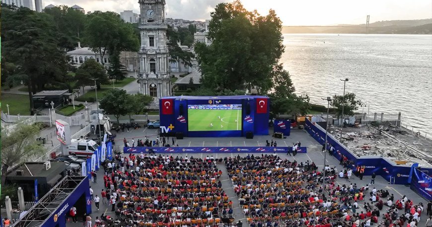A Milli Futbol Takımı'na destek için meydanlar doldu taştı